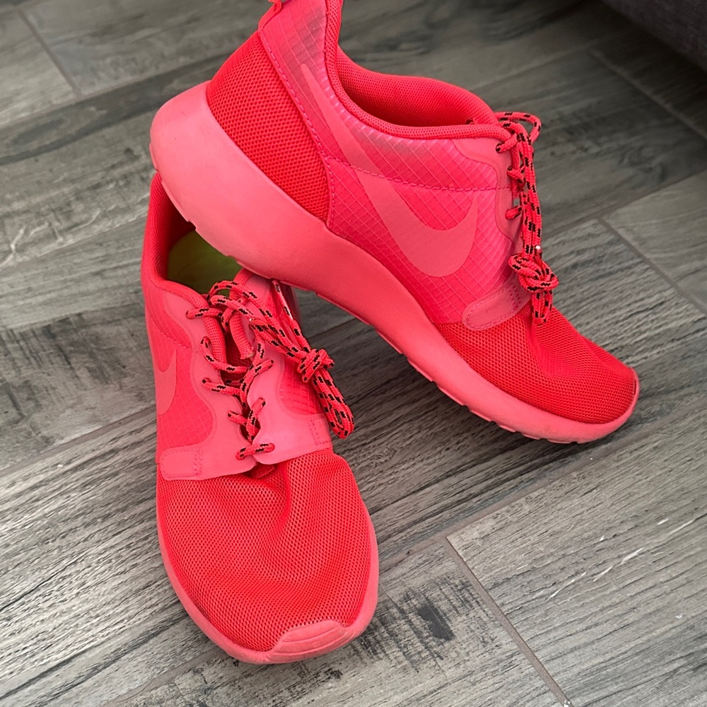 *Rare* Nike Roshe Red October Women’s size 8